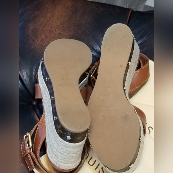 LOUIS VUITTON TIMELAPSE WEDGE SANDALS - Picture 8 of 8